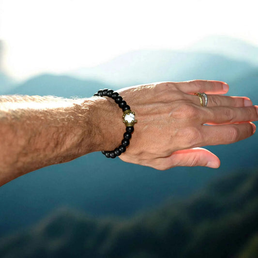 Bracelet Homme Perles Noires Givrées Couronne Dorée - Style Rétro La Réunion