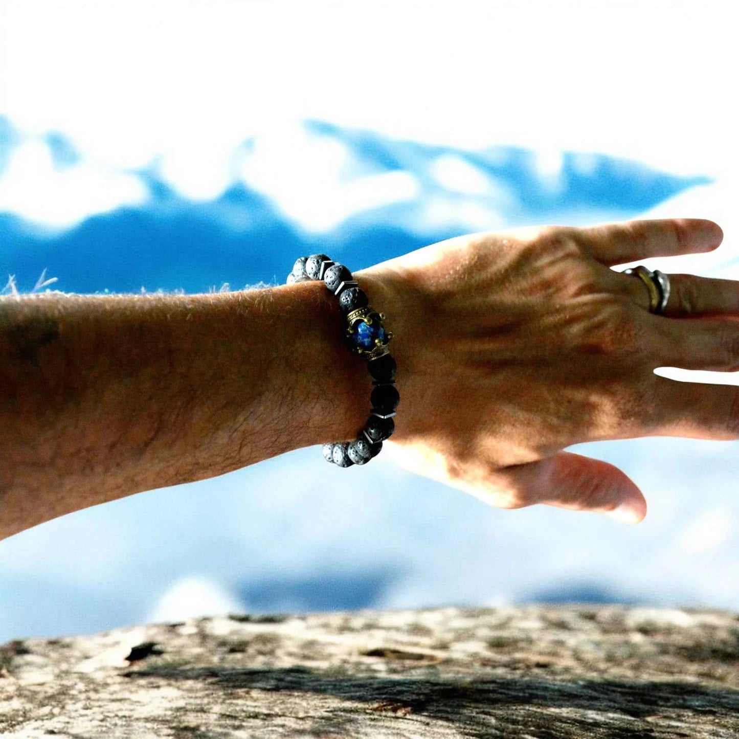 Bracelet Homme Pierre de Lave et Lapis Lazuli Couronne - Bijou Volcanique La Réunion