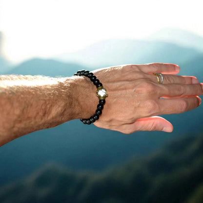 Bracelet Homme Perles Noires Givrées Couronne Dorée - Style Rétro La Réunion