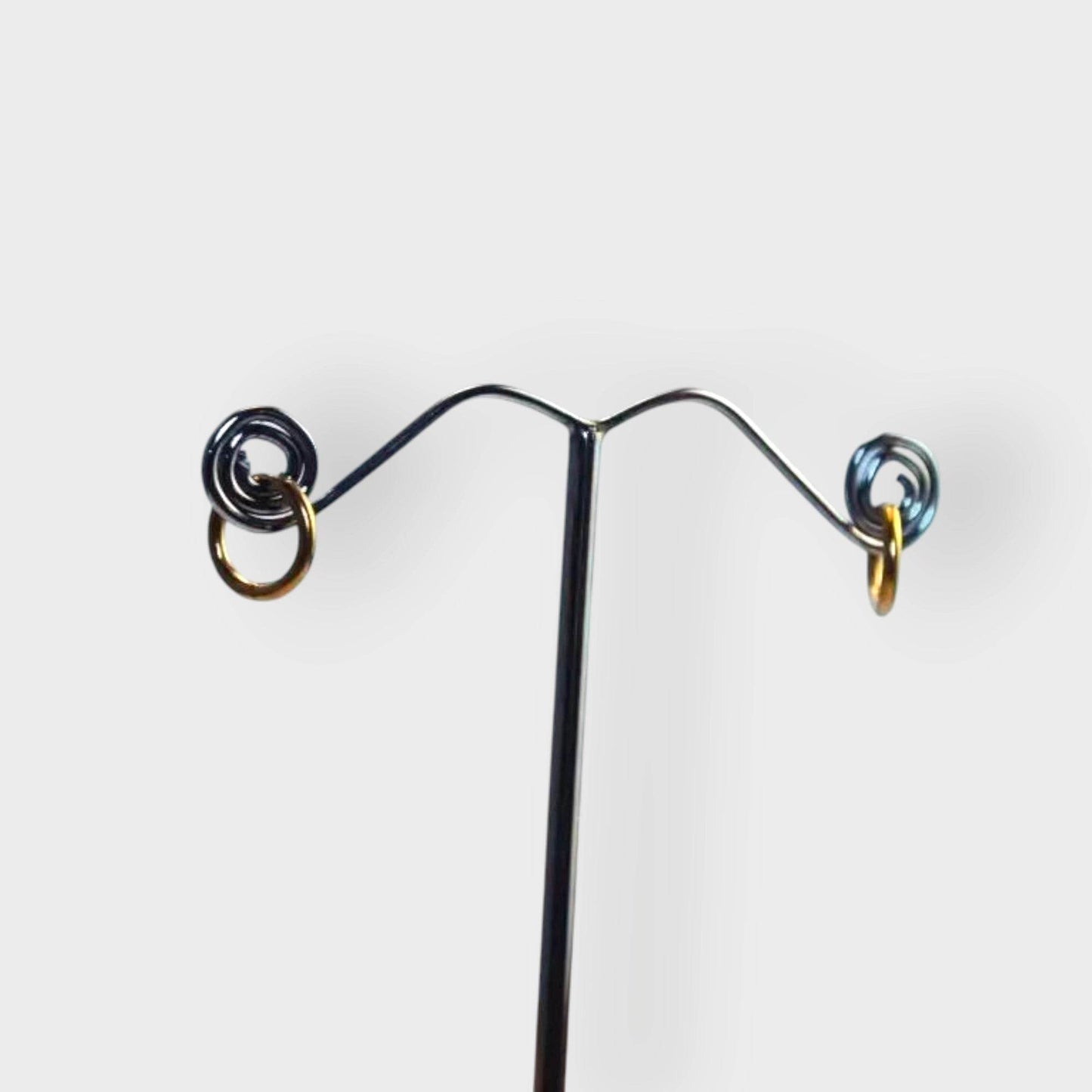 Boucles Créoles Dorées Ø1cm en Acier Inoxydable - Bijoux Saint Denis Élégance Tropicale - Reunivente.re