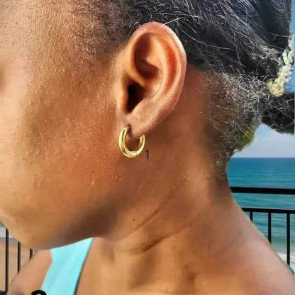 Boucles Créoles Dorées Ø1cm en Acier Inoxydable - Bijoux Saint Denis Élégance Tropicale - Reunivente.re