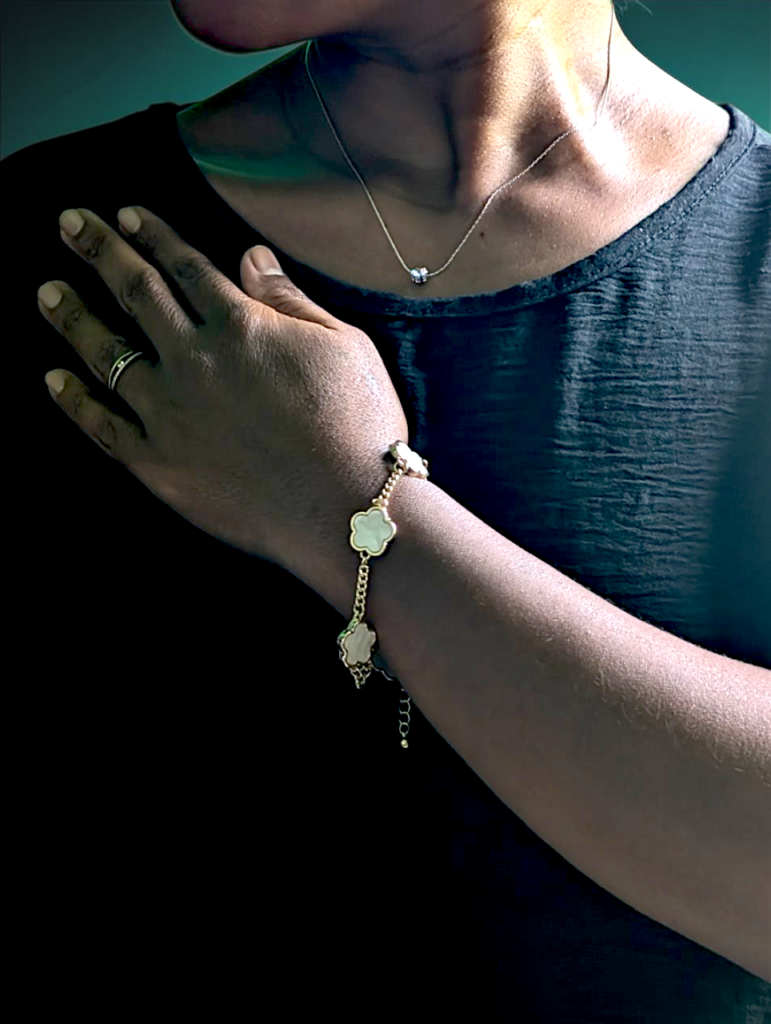 Bracelet-fleur-blanc